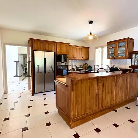 13 Oliviers Couchers De Soleil Holiday home *